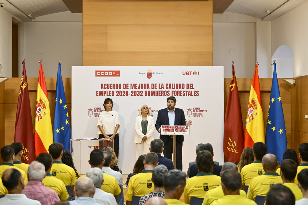 El presidente de la Región de Murcia, Fernando López Miras (i), durante la firma del III Acuerdo de mejora de la calidad del empleo en el Servicio de Prevención Selvícola y Defensa del Patrimonio Natural de la Región de Murcia, a 20 de julio de 2026, en 