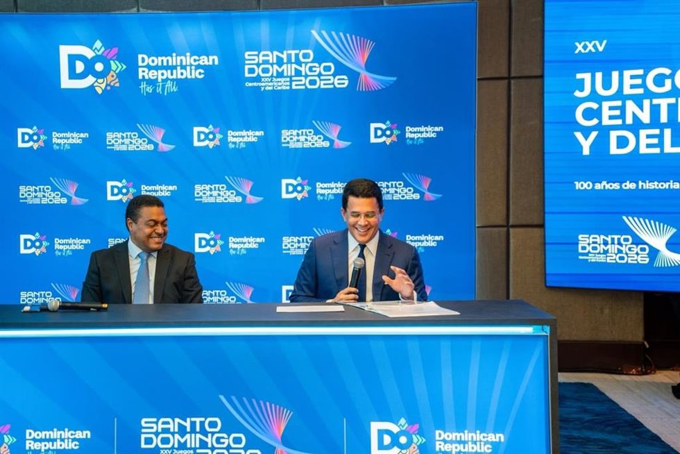 El presidente del comité organizador de los XXV Juegos Centroamericanos y del Caribe, José Monegro (i), y el ministro de Turismo dominicano, David Collado (d).