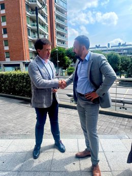 El consejero de Vivienda y Agenda Urbana del Gobierno Vasco, Denis Itxaso, y el alcalde de Basauri, Asier Iragorri.