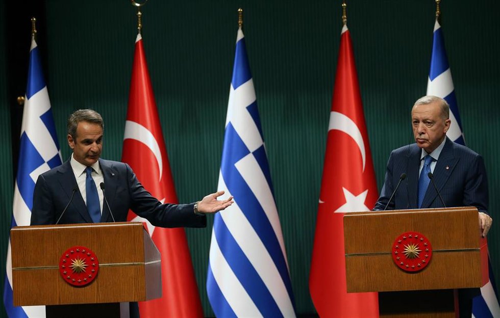 Archivo - El primer ministro griego, Kyriakos Mitsotakis, y el presidente turco, Recep Tayyip Erdogan, en una rueda de prensa en Ankara en 2024.