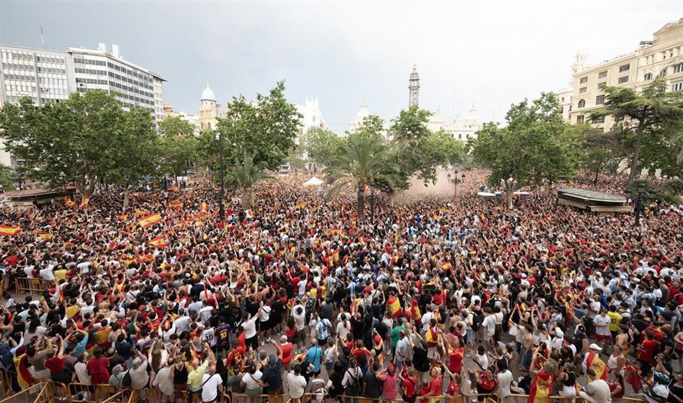 Imagen del público congregado en la plaza del Ayuntamiento de València para seguir la final del Mundial de Fútbol 2026 entre España y Argentina.