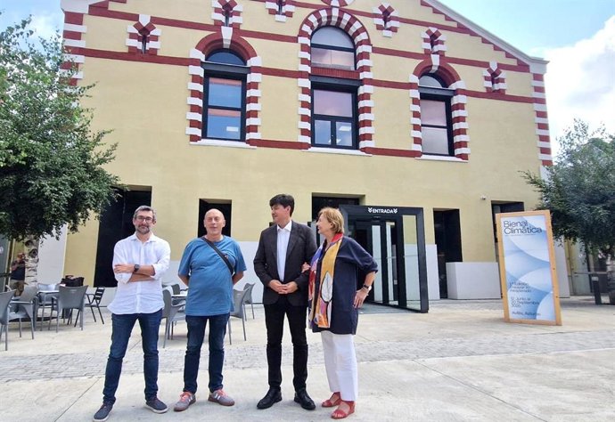 El consejero de Ciencia, Borja Sánchez, durante su visita al centro de empresas de La Curtidora junto con la alcaldesa del concejo, Mariví Monteserín.