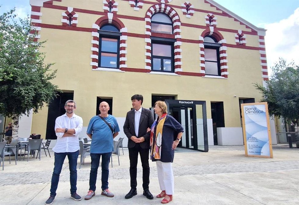 El consejero de Ciencia, Borja Sánchez, durante su visita al centro de empresas de La Curtidora junto con la alcaldesa del concejo, Mariví Monteserín.