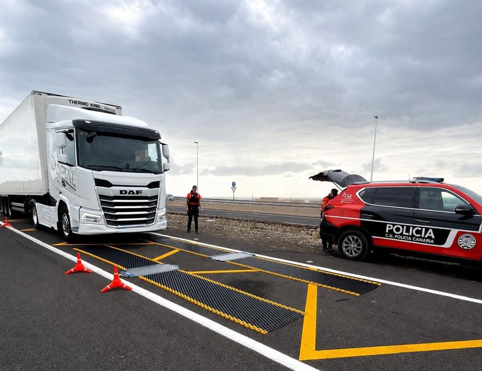 Control de camiones de la Policía Canaria en Tenerife