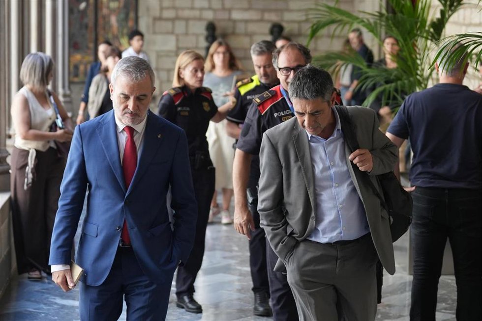 El alcalde de Barcelona, Jaume Collboni, y el director general de los Mossos d'Esquadra, Josep Lluís Trapero, tras la Junta Local de Seguridad de Barcelona