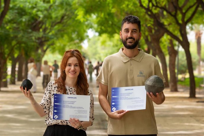Los investigadores de la Universidad de Alicante (UA) Laura M. Parro (i), del Departamento de Física, Ingeniería de Sistemas y Teoría de la Señal, y Eloy Peña Asensio (d), del de Matemática Aplicada e Ingeniería Aeroespacial