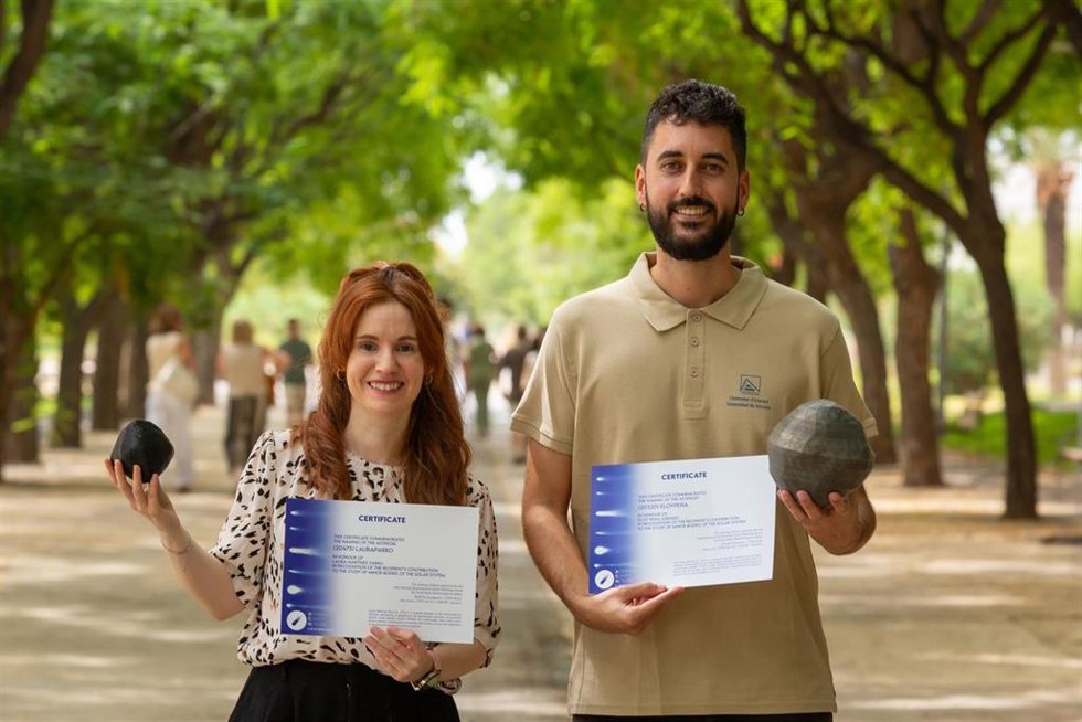 Los investigadores de la Universidad de Alicante (UA) Laura M. Parro (i), del Departamento de Física, Ingeniería de Sistemas y Teoría de la Señal, y Eloy Peña Asensio (d), del de Matemática Aplicada e Ingeniería Aeroespacial