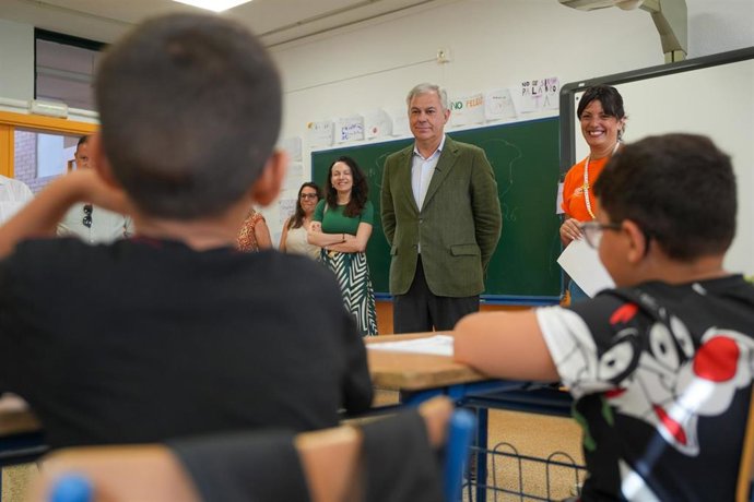 El alcalde visita un colegio y conversa con menores estudiantes