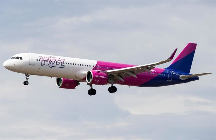 Archivo - Avión de Wizz Air.