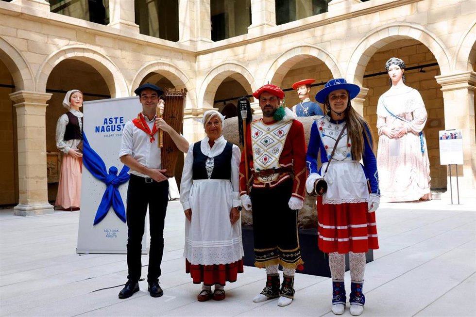 La concejala de Igualdad y Fiestas, Itziar Urtasun, dos dantzaris integrantes de Salbatzaile Dantza Taldea y un txistulari en la presentación de la programación de Aste Nagusia vinculada a la cultura vasca y los herri kirolak.