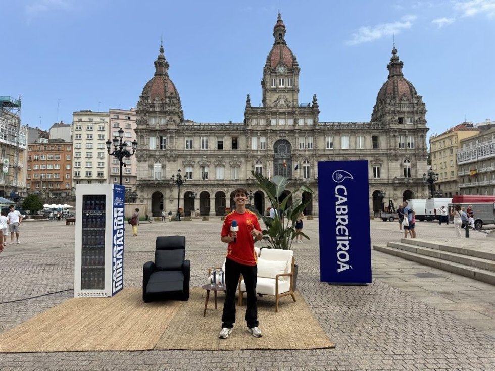 Cabreiroá celebra el Mundial de España con una 'pausa de hidratación' con masaje y agua en A Coruña.