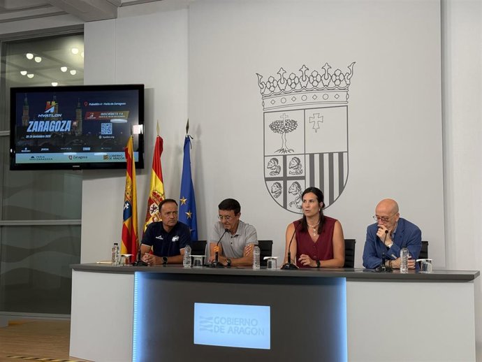 De izquierda a derecha, el presidente de la Federación Aragonesa de Triatlón, el concejal de Deportes del Ayuntamiento de Zaragoza, el presidente de la Federación Española de Triatlón, y la subdirectora general de Deporte del Gobierno de Aragón