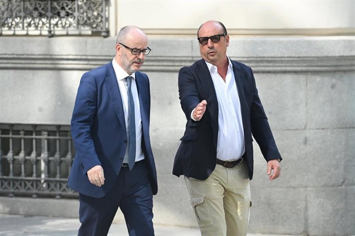 El empresario dueño de la empresa Villafuel, Claudio Rivas (d), a su llegada a la Audiencia Nacional, a 9 de julio de 2026, en Madrid (España). 