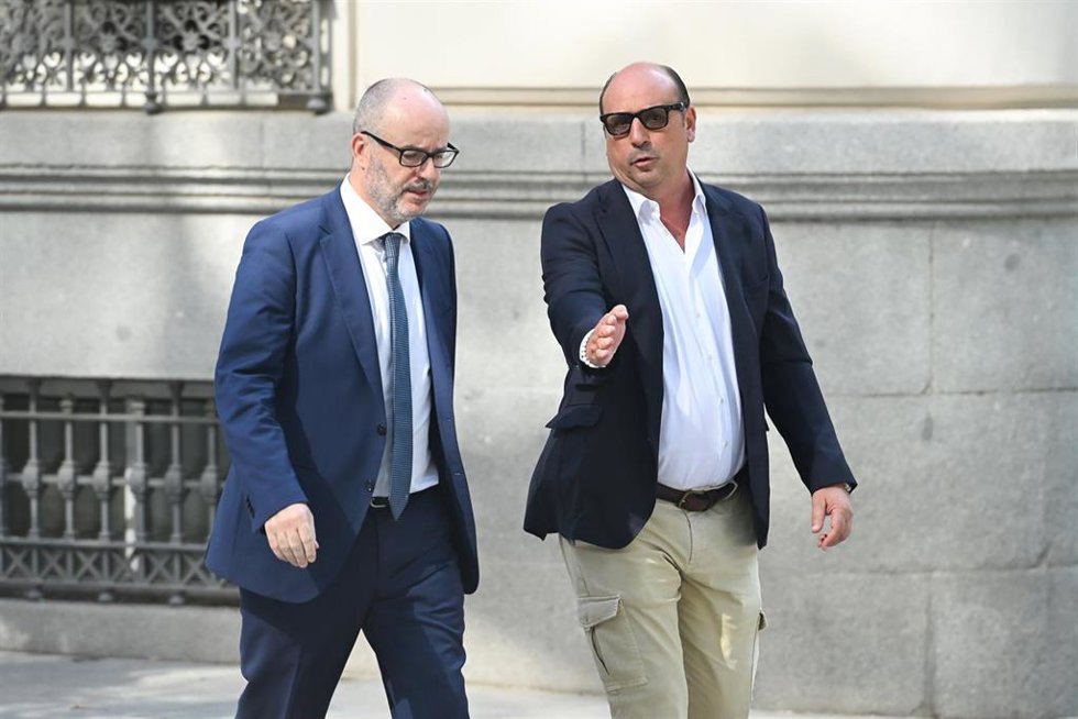 El empresario dueño de la empresa Villafuel, Claudio Rivas (d), a su llegada a la Audiencia Nacional, a 9 de julio de 2026, en Madrid (España). 