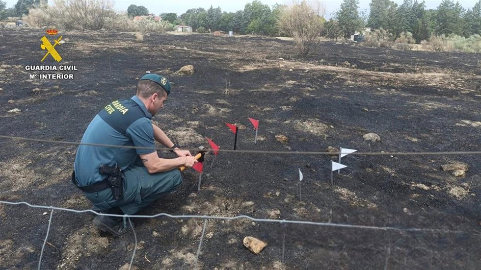 Los agentes investigan el origen del fuego en las inmediaciones del Hospital de Navalmoral