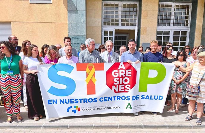 Concentración de condena a la agresión al equipo de urgencias de Dúrcal (Granada)