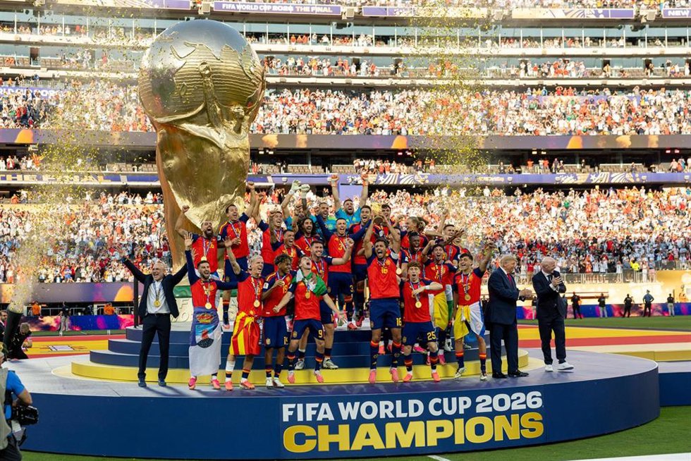 La selección española celebra en el podio tras proclamarse campeona del Mundial 2026 al vencer a Argentina en la final disputada en el New York New Jersey Stadium.