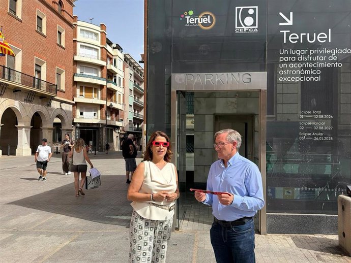La alcaldesa de Teruel, Emma Buj, junto al presidene de la DPT, Joaquín Juste.
