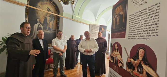 Una exposición recorre la vida de San Juan de la Cruz en el claustro del Convento de La Santa de Ávila