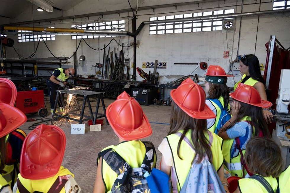 Niños visitan los talleres de Diputación de Cáceres
