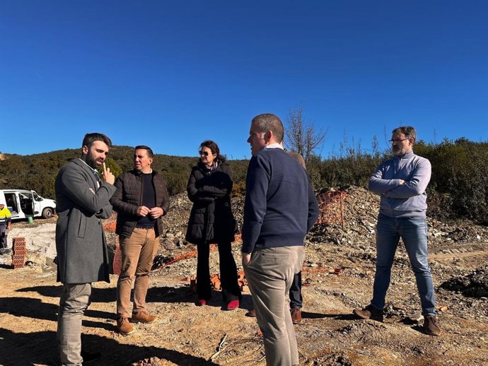 El diputado provincial del Área de Servicios Públicos Supramunicipales, Gonzalo Domínguez, visita uno de los caminos rurales dañados por el tren de borrascas
