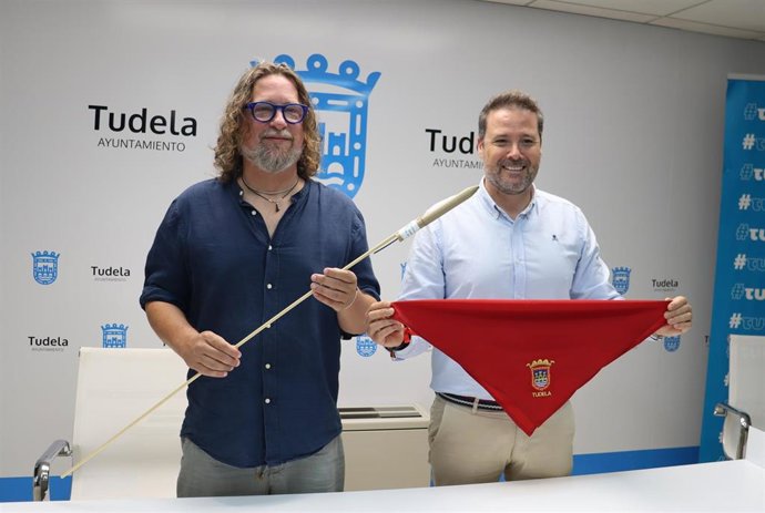 El alcalde de Tudela, Alejandro Toquero (d), con Diego Ramírez, director de la Escuela-Conservatorio Municipal de Música Fernando Remacha, que lanzará el cohete de las fiestas de Santa Ana 2026.