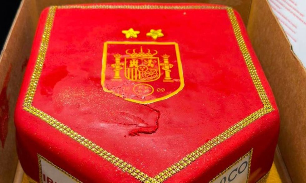 La tarta regalada por la tripulación de Iberia a la selección española masculina de fútbol