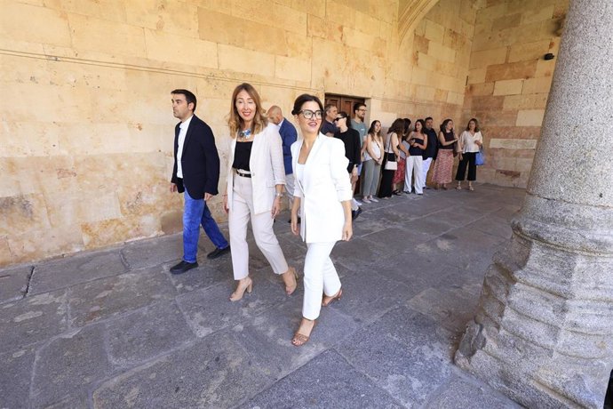 La ministra de Juventud e Infancia, Sira Rego (c), a su llegada al Patio de Escuelas Menores de la Universidad de Salamanca (USAL) para la firma del Convenio de la Cátedra Educación, Infancia y Juventud.