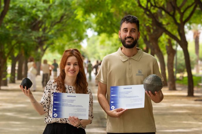 Els investigadors de la Universitat d'Alacant (UA) Laura M. Parro (e), del Departament de Física, Enginyeria de Sistemes i Teoria del Senyal, i Eloy Peña Asensio (d), del de Matemàtica Aplicada i Enginyeria Aeroespacial