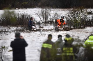 La Serena, 18 de julio de 2026. hombre cae al rio Elqui en la Serena siendo arrastrado por la corriente la que había aumentado a causa de las fuertes lluvias. Personal de bomberos y carabineros lograron rescatarlo y ponerlo a salvo. Alejandro