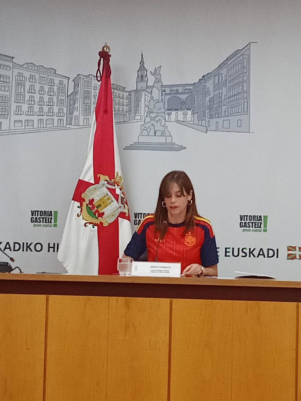 La alcaldesa de Vitoria-Gasteiz, Maider Etxebarria, con la equipación de la selección española de fútbol