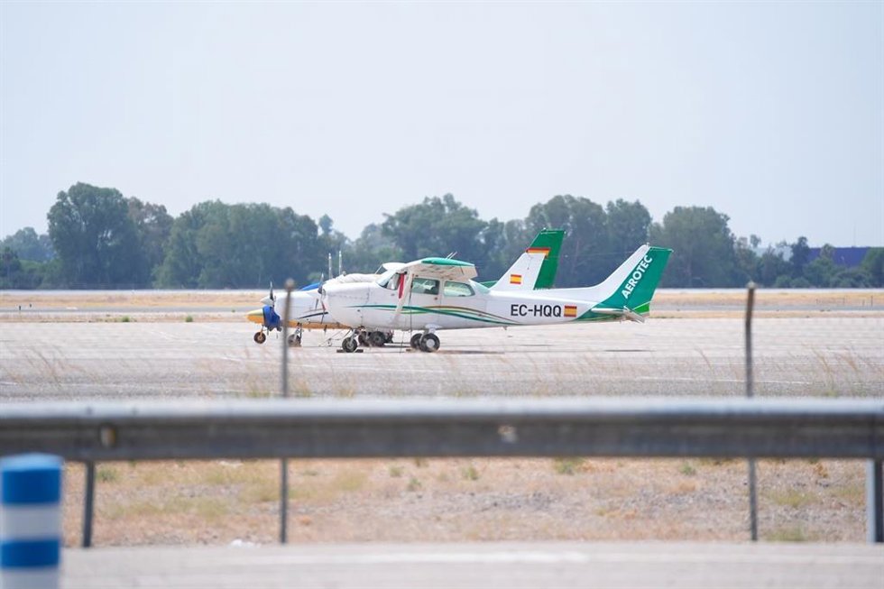 Dos avionetas estacionadas este lunes, 20 de julio, en las instalaciones del aeropuerto de Sevilla como imagen de recurso