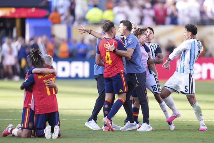 Leandro Paredes of Argentina fights with Pablo Martin Gavi of Spain during the FIFA World Cup 2026 Final match between Spain and Argentina at New York New Jersey Stadium on July 19, 2026 in East Rutherford, United States.
