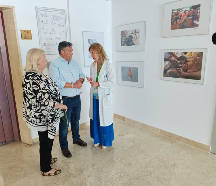 Inauguración de una exposición fotográfica dedicada a la lactancia materna en el Hospital de Riotinto de Huelva.
