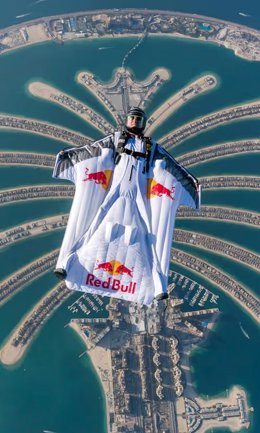 Dani Román, atleta de Red Bull, conocido como 'el nuevo Príncipe del skydiving'.