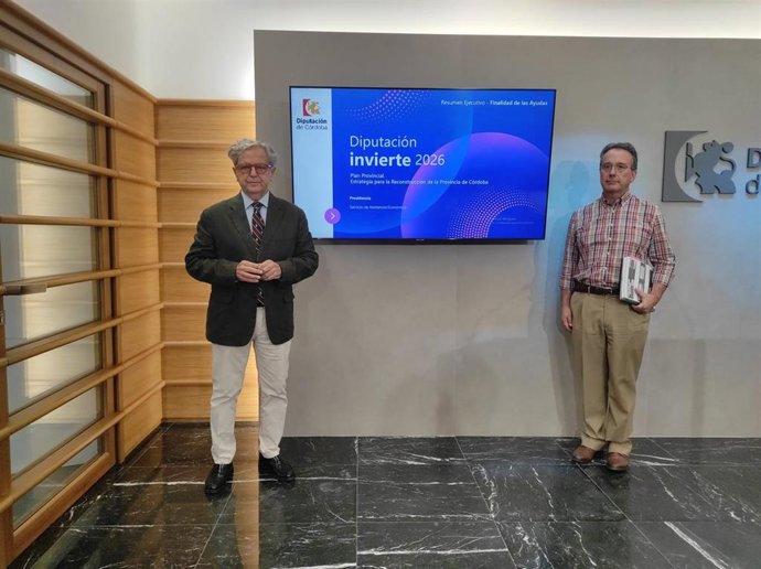 El presidente de la Diputación de Córdoba, Salvador Fuentes (izda.), en la presentación del Plan Invierte.