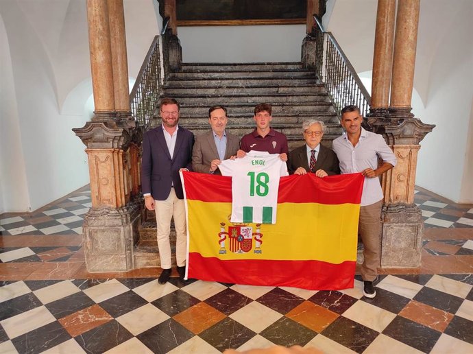 El presidente de la Diputación, Salvador Fuentes (segundo por la dcha.), en la presentación de Enol Rodríguez (centro) como jugador del Córdoba CF.