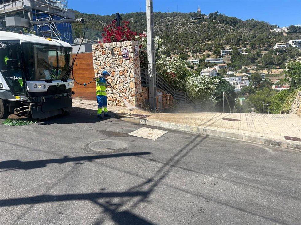 El Ayuntamiento retira más de 44 toneladas de residuos en 32 barrios de Palma.
