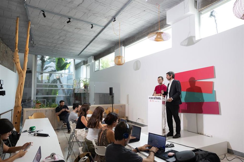 El coordinador general de Izquierda Unida, Antonio Maíllo (i), y el ministro de Cultura, Ernest Urtasun (d), durante una rueda de prensa en el Espacio Ecooo, a 20 de julio de 2026, en Madrid (España). 