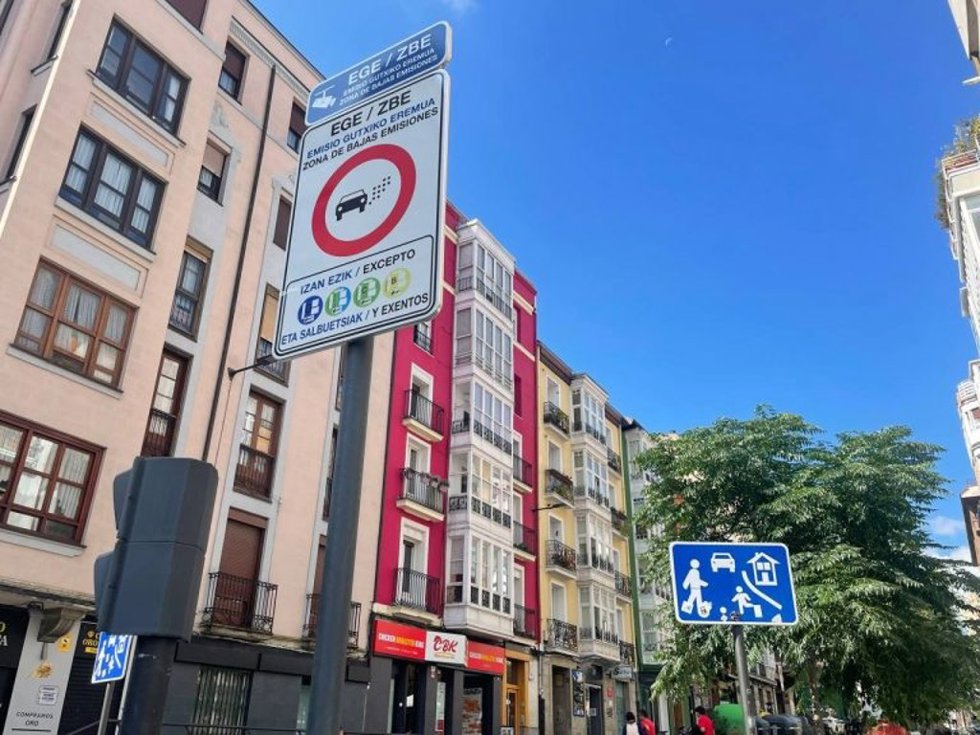 Archivo - Cartel de la ZBE en Vitoria-Gasteiz