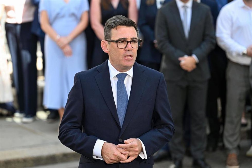 El primer ministro británico, Andy Burnham, ofrece declaraciones a su llegada a Downing Street.