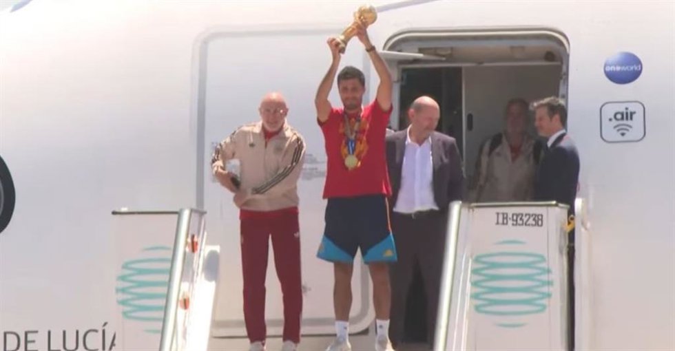 El seleccionador, Luis de la Fuente; el capitán de 'La Roja, Rodri Hernández; y el presidente de la Real Federación Española de Fútbol (RFEF), Rafael Louzán; con el trofeo de campeones del mundo.
