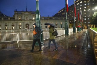 Santiago 20 de julio 2026. Santiaguinos se desplazaban bajo las precipitaciones que regresan a la region metropolitana y azotan a gran parte del pais. Dragomir Yankovic/Aton Chile