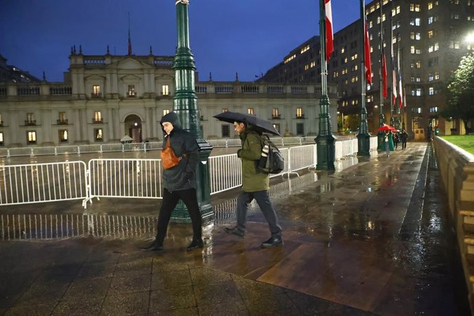 Santiago 20 de julio 2026. Santiaguinos se desplazaban bajo las precipitaciones que regresan a la region metropolitana y azotan a gran parte del pais. Dragomir Yankovic/Aton Chile