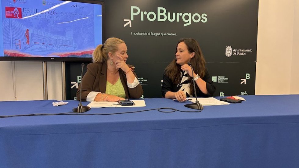 La alcaldesa de Burgos, Cristina Ayala,  con la directora del Centro Nacional de Investigación sobre la Evolución Humana (CENIEH), María Martinón.