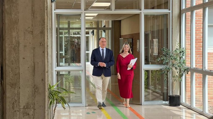 Lso consellers de Emergencias, Juan Carlos Valederrama, y la de Educación, Carmen Ortí, tras una reunión en la que han abordado los contenidos  para formar al alumnado ante riesgos de proteción civil.
