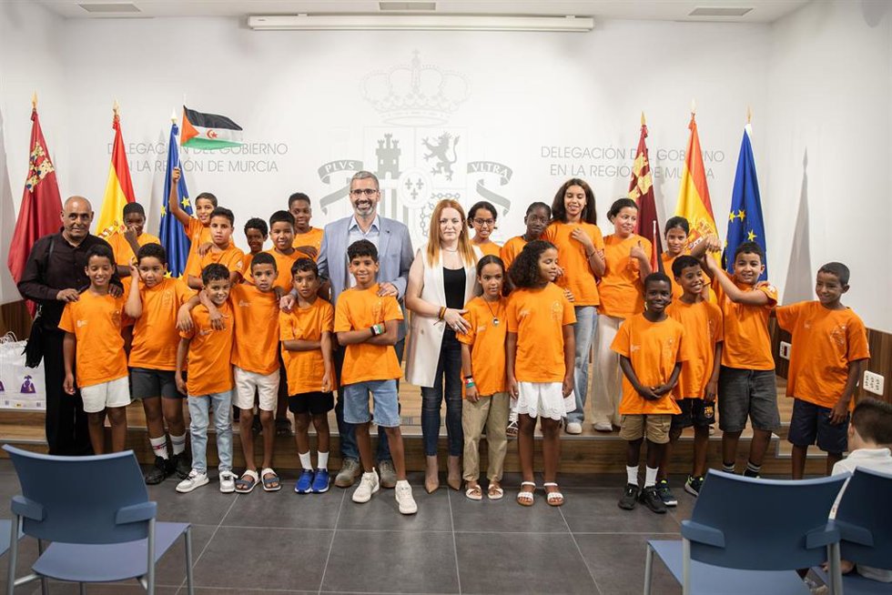 Los 50 menores saharauis del programa 'Vacaciones en Paz' llegan a la Región para pasar el verano