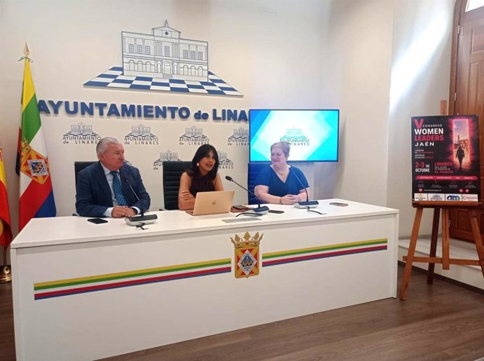 La concejala-delegada de Igualdad del Ayuntamiento de Linares, Mamen Muñoz (centro), junto a  Carmen Rueda, fundadora de la Asociación Emprendimiento en Red, y al presidente de la Fundación Caja Rural de Jaén, Patricio Lupiáñez