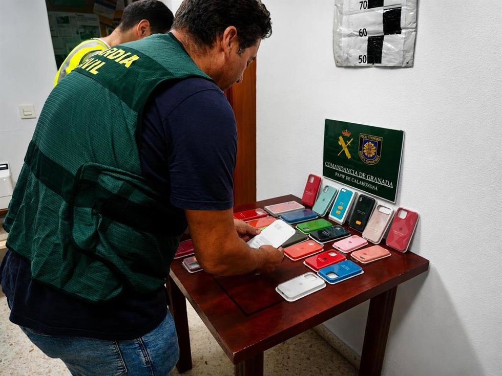 Carcasas de móvil falsificadas intervenidas en Granada.