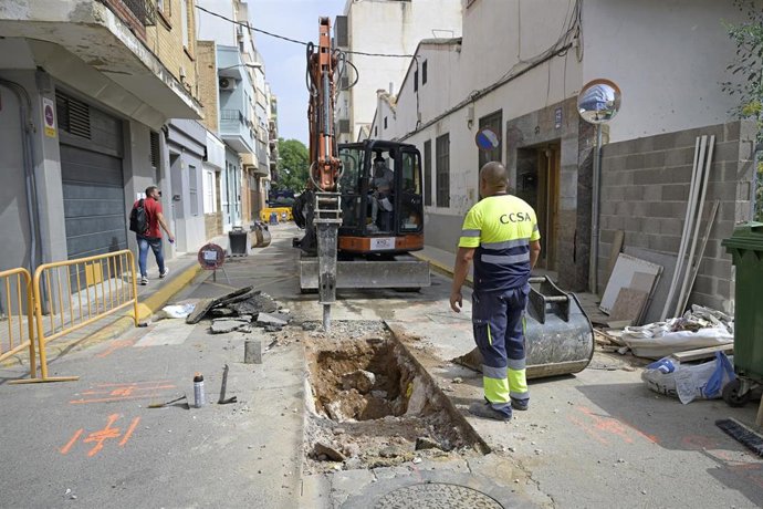 Arrancan las obras de reconstrucción del alcantarillado y la red de aguas de Paiporta con la intervención de la calle Lluís Vives
